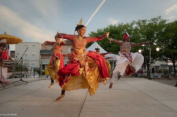 SRI LANKA &laquo; Chandana Wuckramasinghe and the dancers &raquo; - Photo n°2